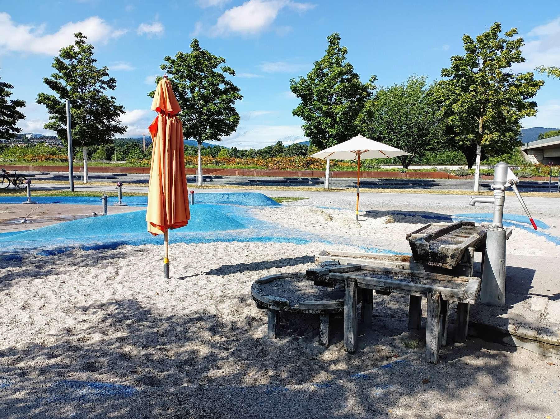 Donauspiel playground, Deichgärten: hand pump, wooden channels and sand