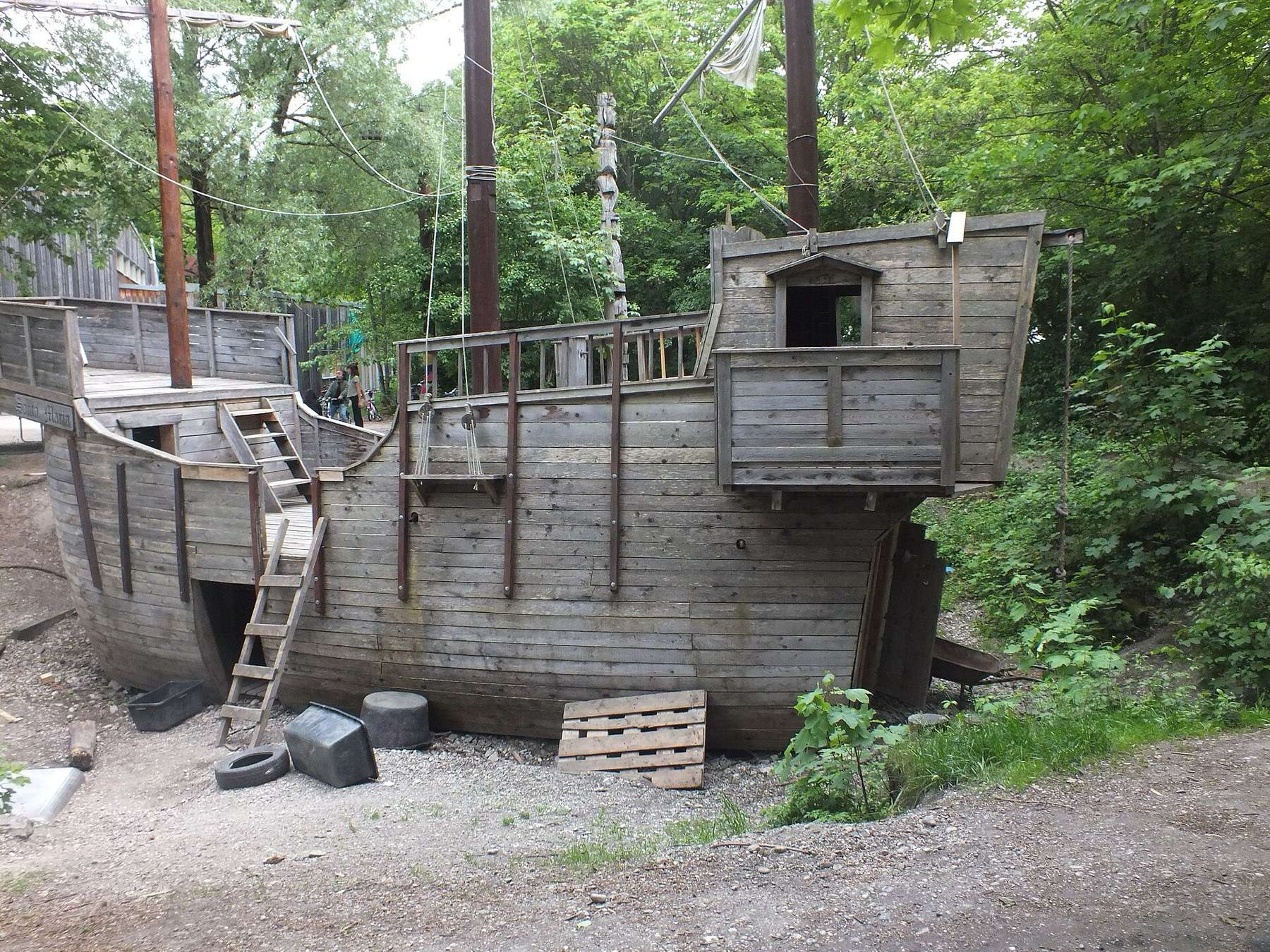 Abenteuerspielplatz Hasenbergl, Munich: wooden ship with loose tires and pallets