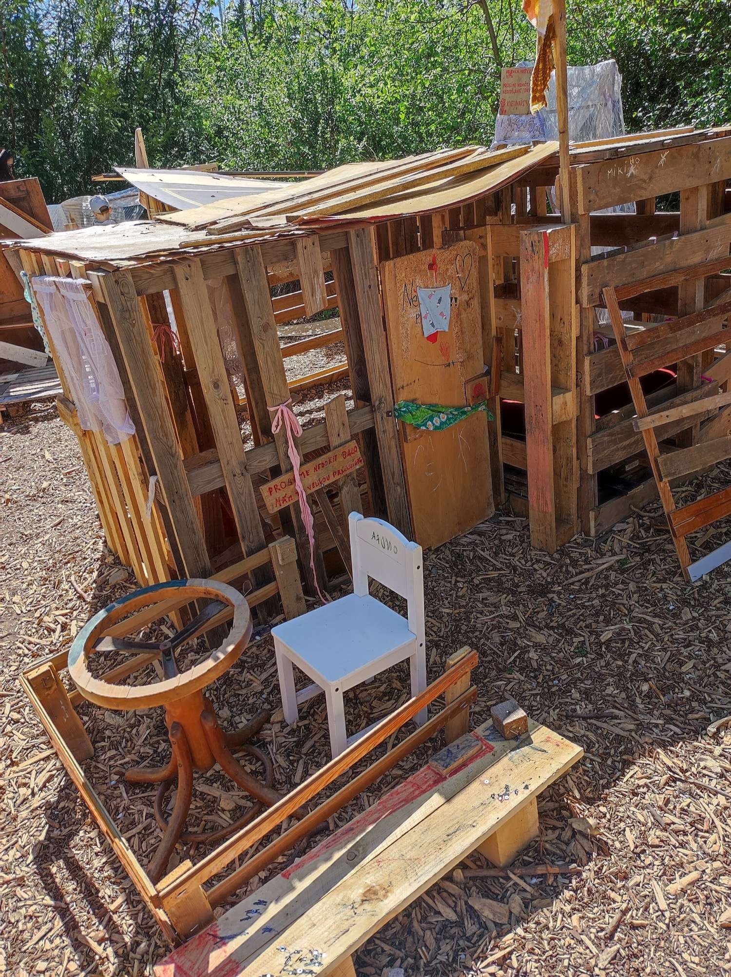 Vypich Adventure Playground, Prague: pallet house with chairs and a table