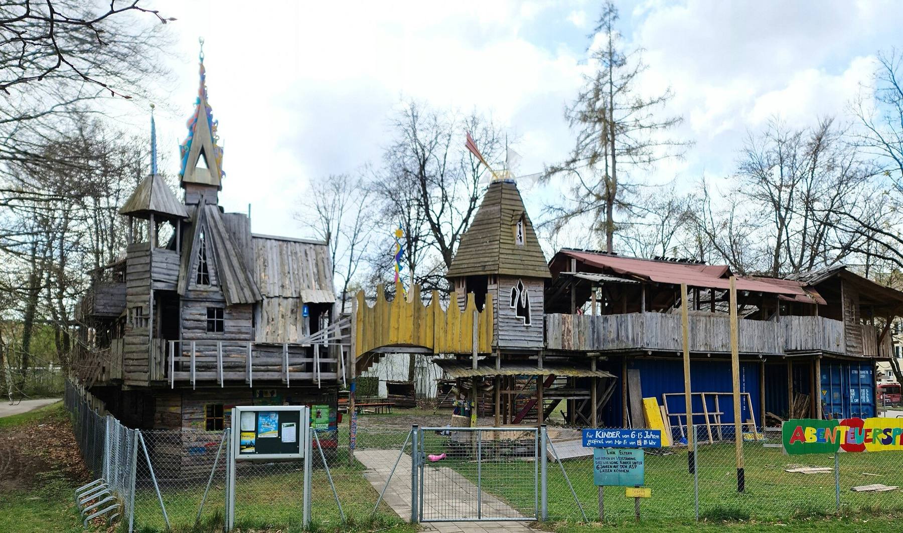 Abenteuerspielplatz Laim, Munich: fenced entrance and timber castle