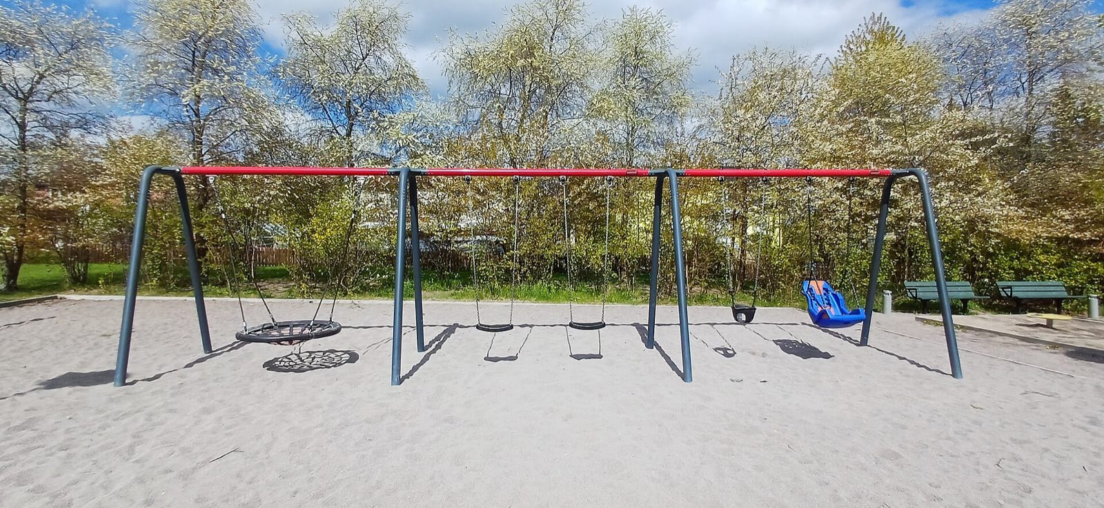 Småbrukarparken playground: one swing frame with five seat types