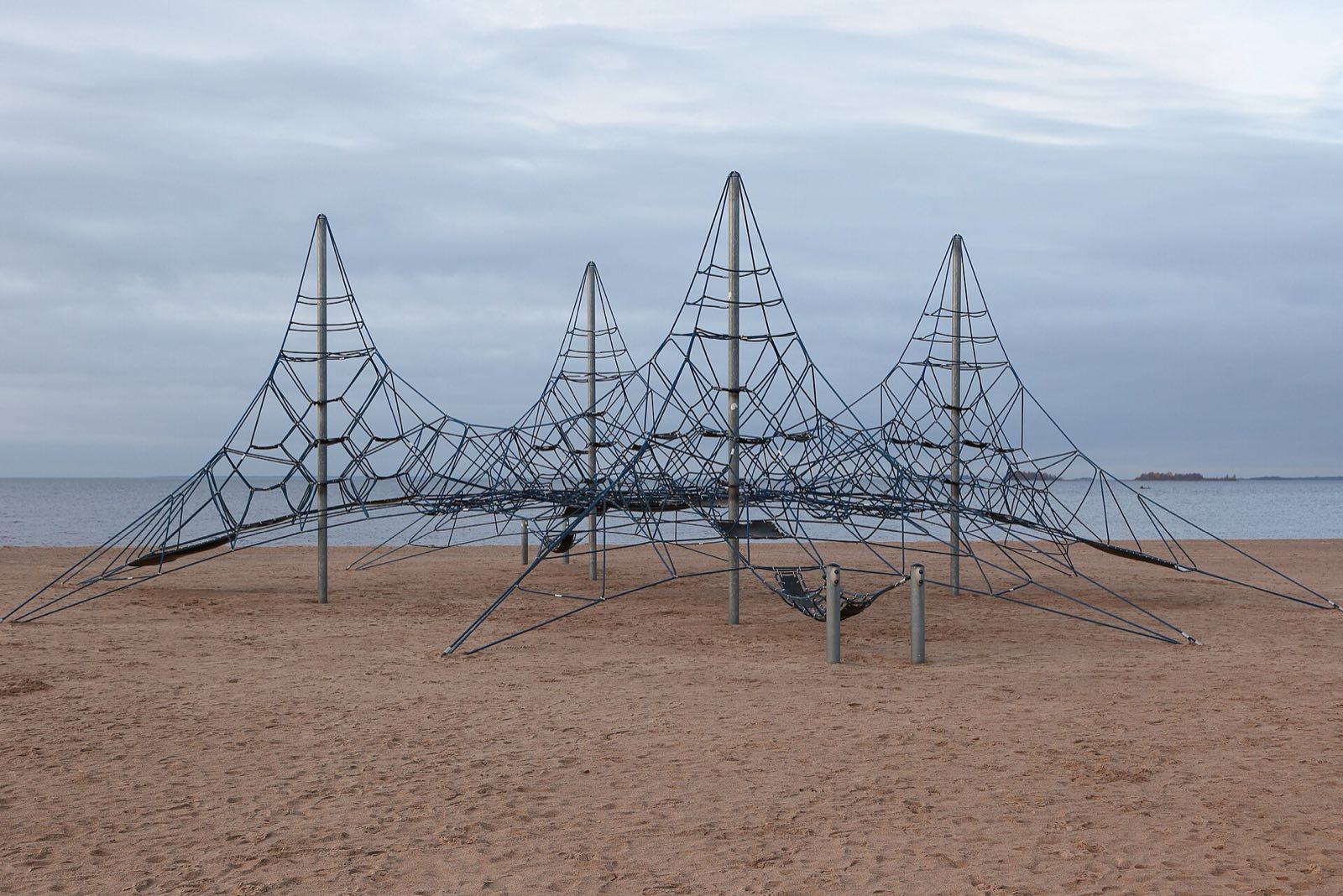 Nallikari Beach: four-peak rope net climbing structure