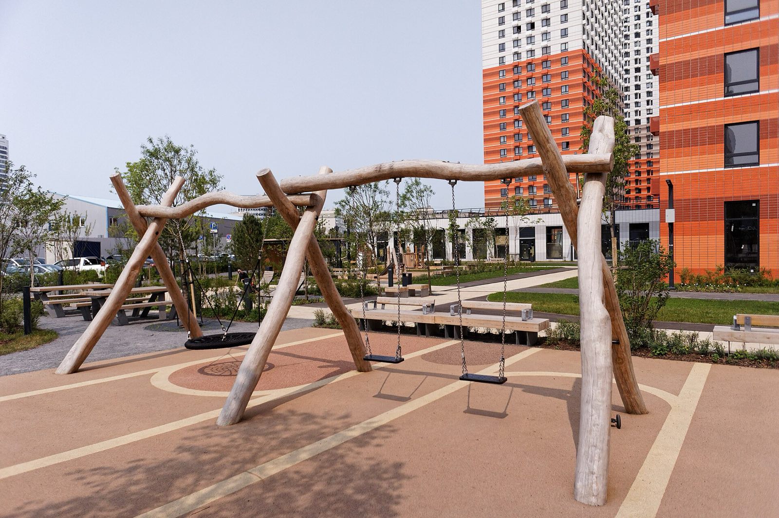 Vtoroy Nagatinsky courtyard: timber swing frame with belt seats and a nest swing