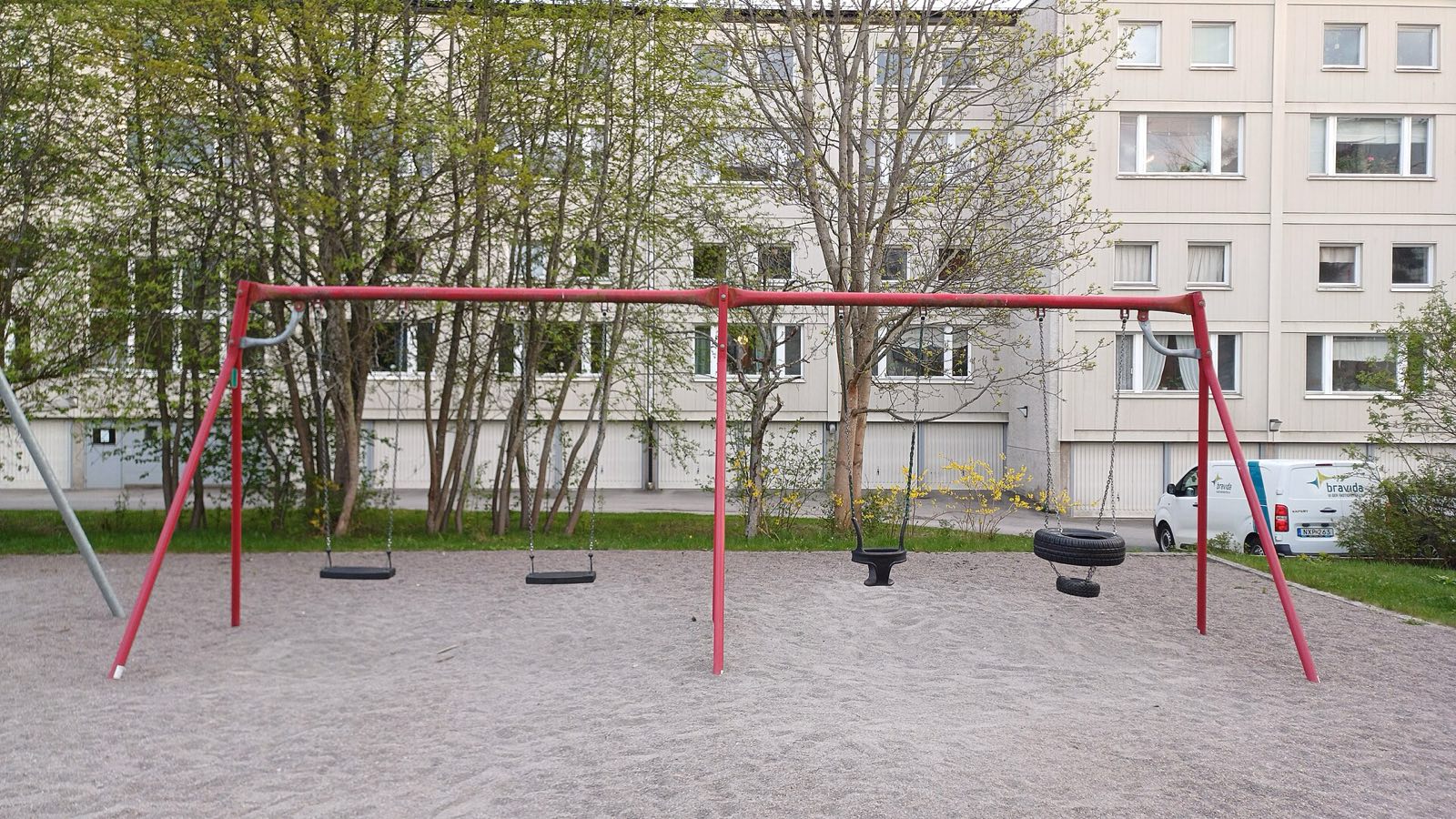 Brevkopians playground: belt seats, a toddler bucket swing and a tire swing on one frame