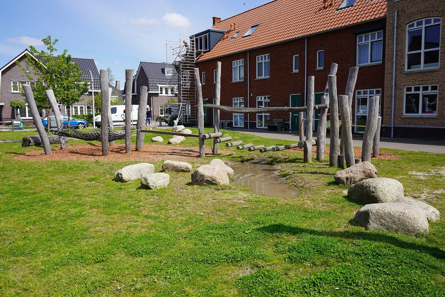Rowhouse courtyard nature-play area, Netherlands (site not identified in source)
