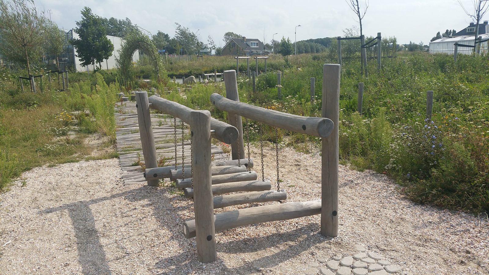 Pijnacker, Poelzone Westland: chain-hung log bridge in a wildflower meadow