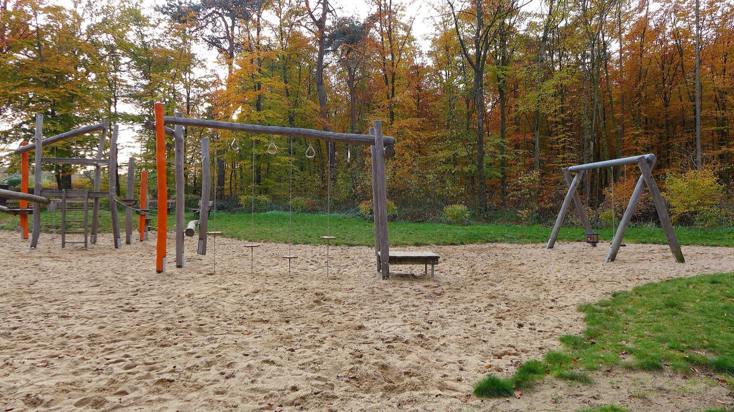 Benrath Forest playground, rope traverse between log posts