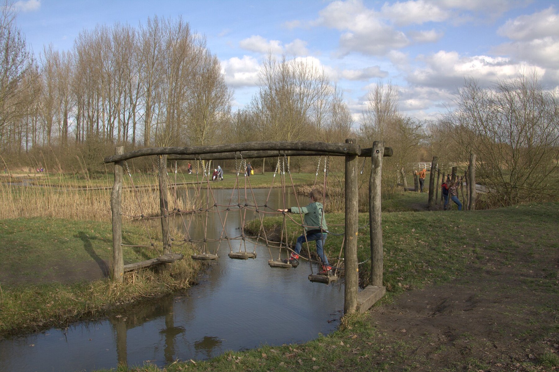 Speelbos Nieuw Wulven: fallen logs and a stick shelter
