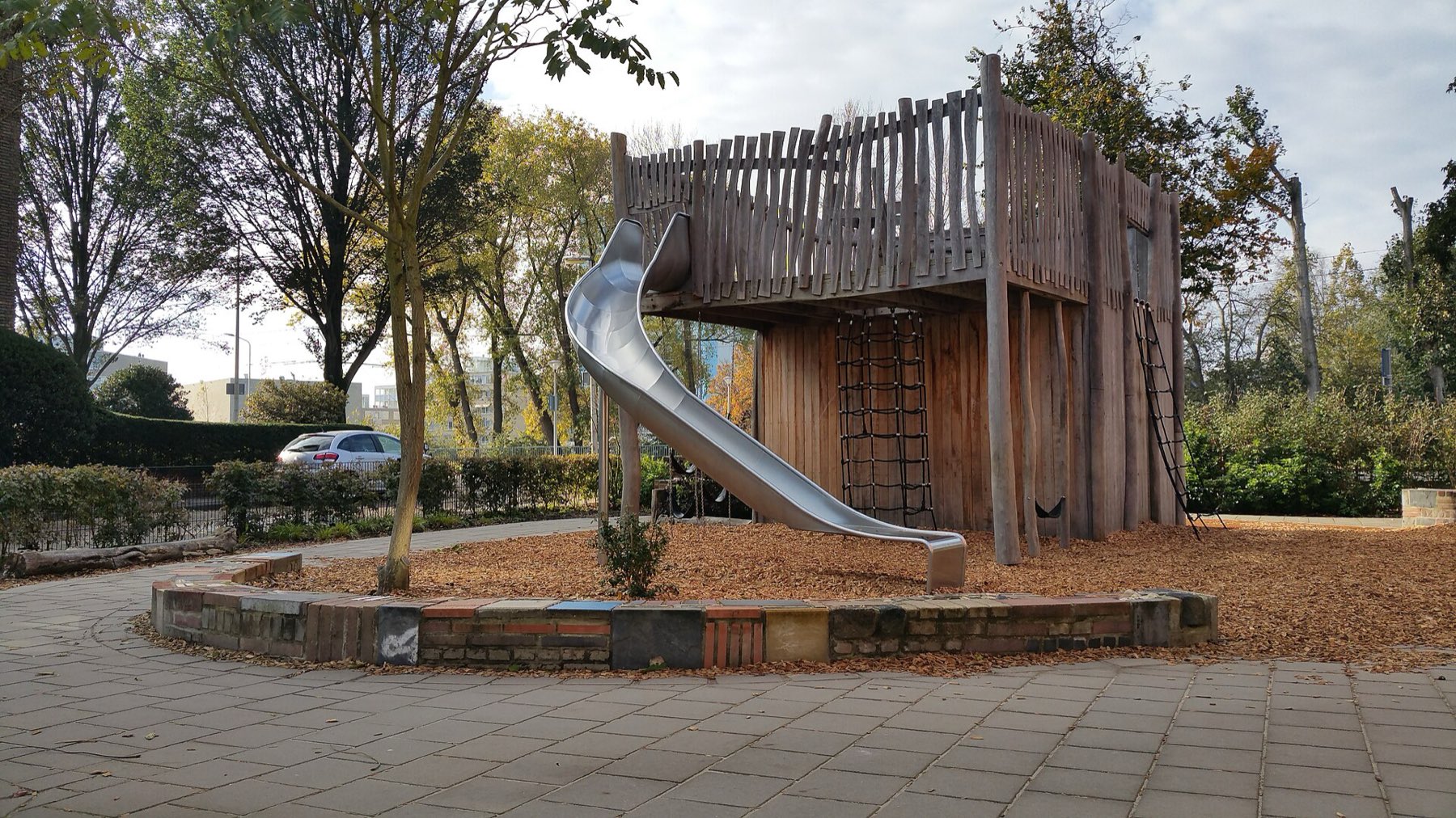 Schoolplein in Den Haag, timber tower and slide