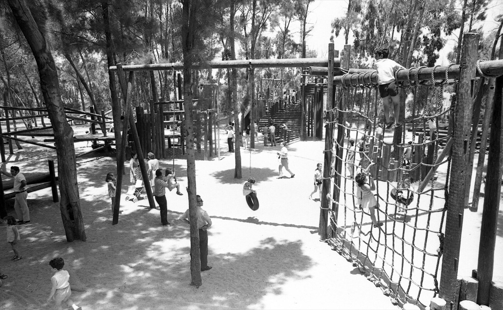Hayarkon Park: Tensile canopy over a playground