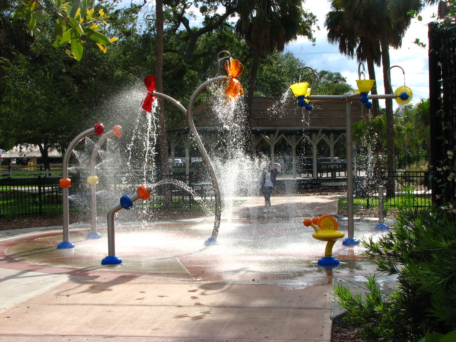 Ballast Point Park: Spray jets and splash pad in a tree-lined park