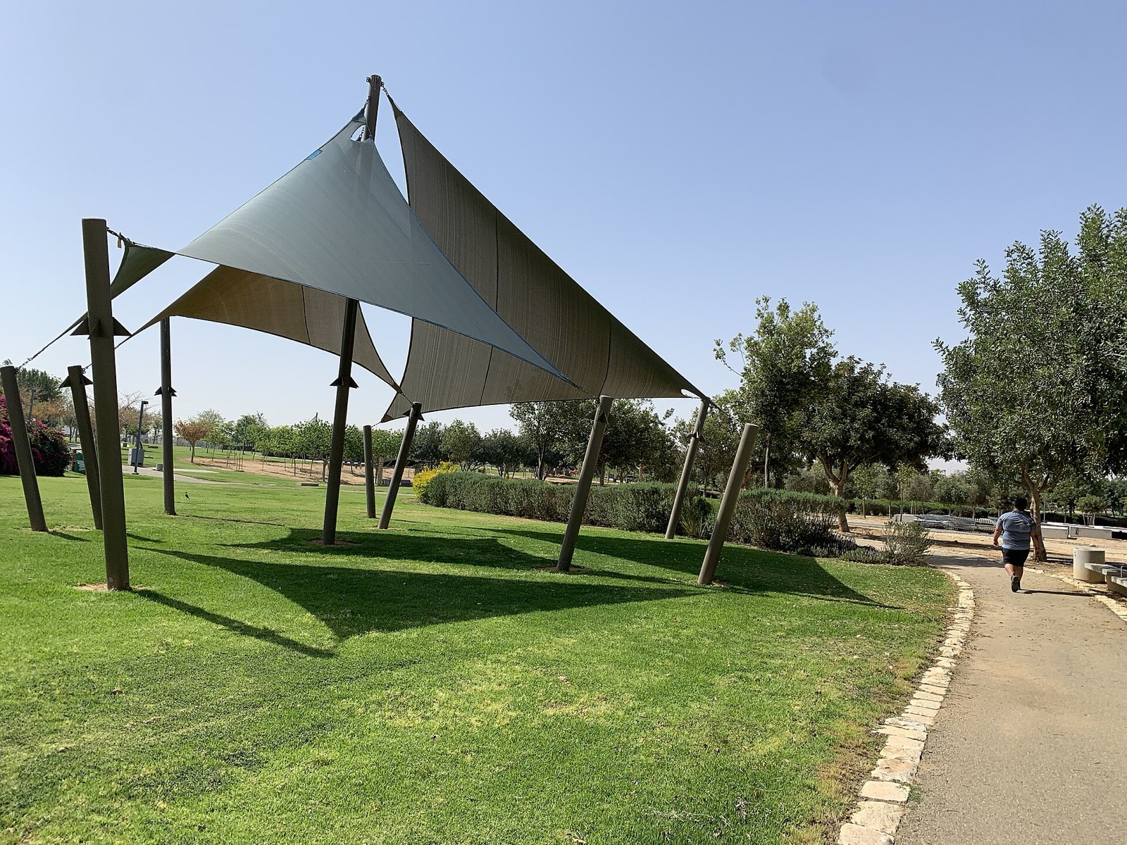 Beersheba Stream Park: Free-standing shade sail on a lawn