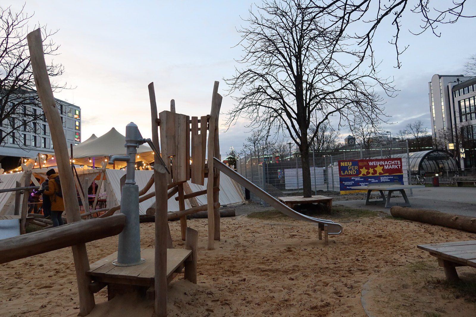 Neuperland: Hand pump on a sand play area